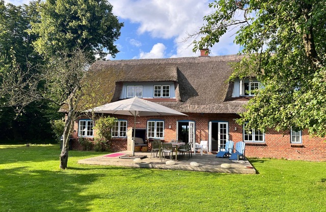 Thatched-roof cottage Ölböhm with large garden on Lake Selent - a paradise for families