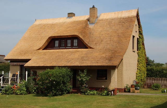 Thatched roof, lake view, central quiet location, 2 min. to the beach