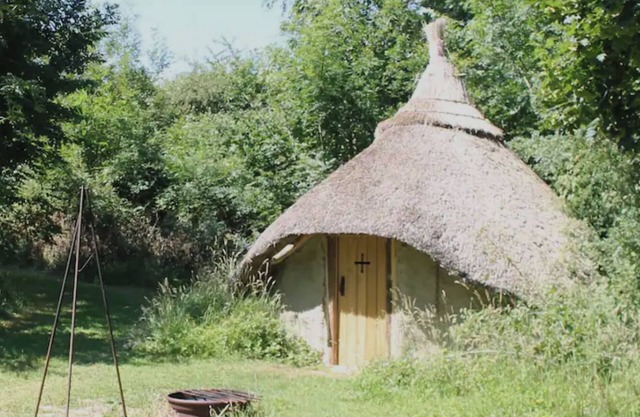 Thatched roundhouse in Somerset woodland; off-grid relaxation & campfire cooking