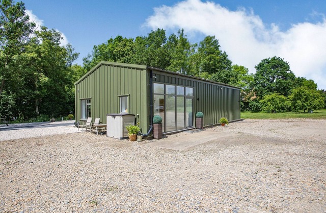 THATCHERS BARN, pet friendly, character holiday cottage in Toddington