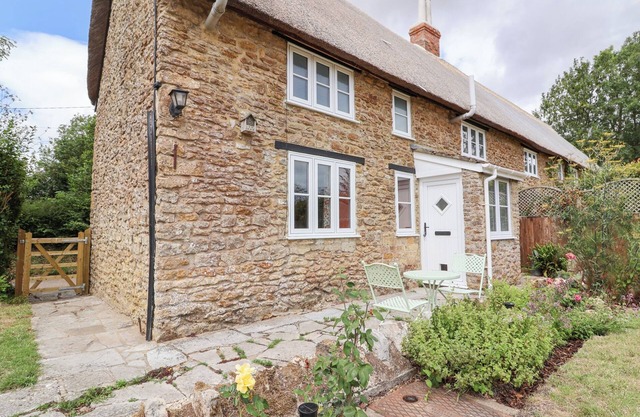 THATCHERS END, character holiday cottage, with a garden in Sherborne