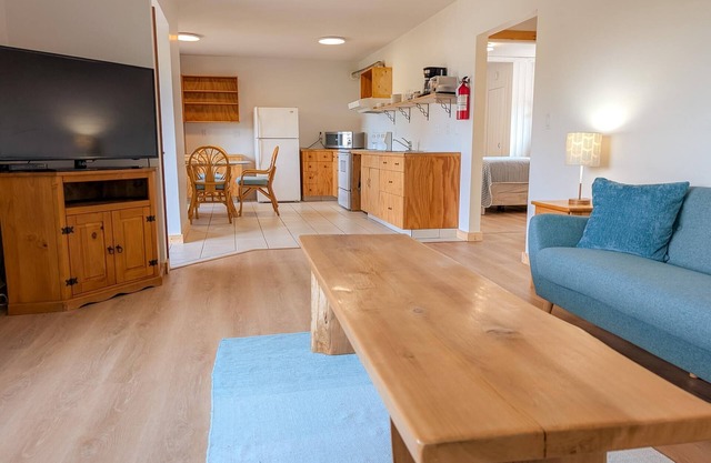 The 2 Bedroom Lodge with Full Kitchen private bathroom and Ocean View
