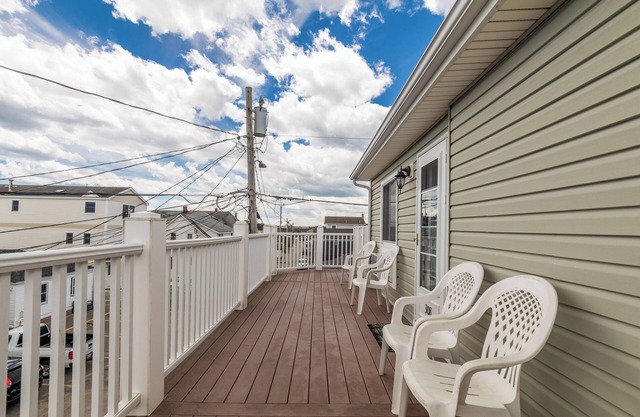 The 3rd floorcondo has spectacular views of the ocean and beach. Watch fireworks from your balcony/d