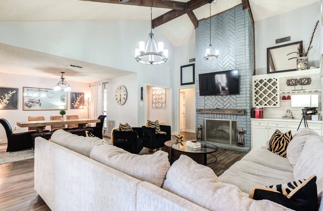 THE 806 - Sleeps 14+ - Perfect for BIG Groups