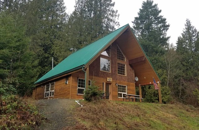 The Adams Chalet perfect for family or friends. Pet-friendly, Hot tub, WIFI, AC