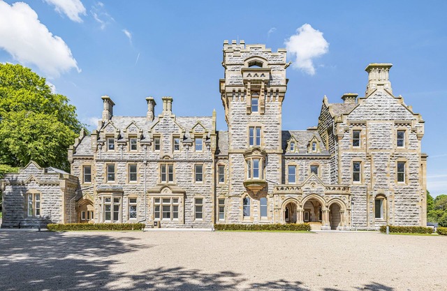 THE ALFRED SUITE STONE CROSS MANSION, family friendly in Ulverston