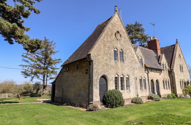 THE ALMS HOUSE WEST, pet friendly, with open fire in Tewkesbury