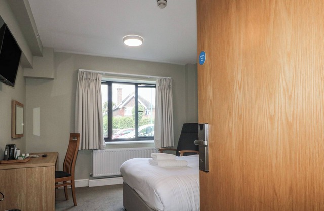 THE ANCHOR’S NEST AT MARINE COURT, family friendly in Littlehampton