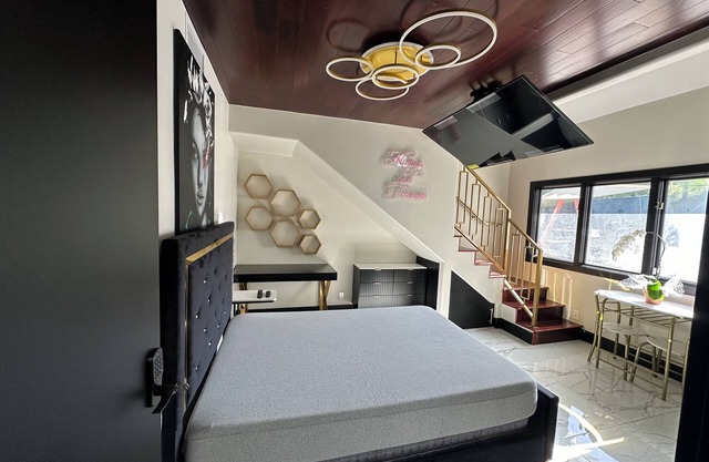 The Andrea Room: Chic studio with AC, fitness room, WiFi in lovely Bonita