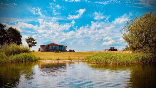 The Angel - Luxury Lakeside Lodge