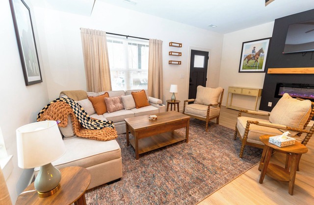 The Aniston; Brand new home in downtown New Albany minutes away from Louisville!