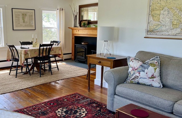 The Annex at Bullfrog Hall. Country Charm in the ❤️ of the Historic District.