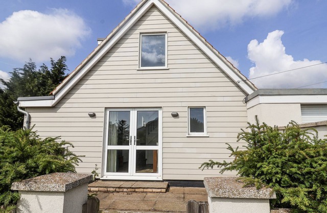 THE ANNEX NEXT TO ST JOHNS, pet friendly, with a garden in Reydon