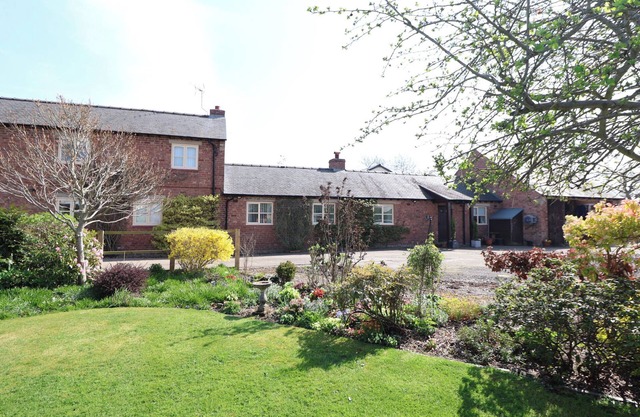 THE ANNEX, romantic, character holiday cottage in Malpas