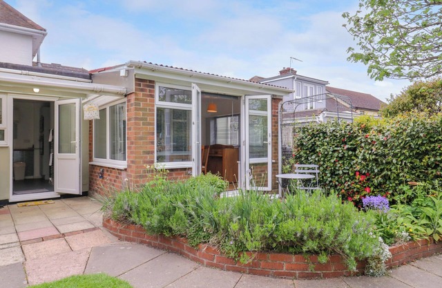 THE ANNEX, romantic, with a garden in Thorrington