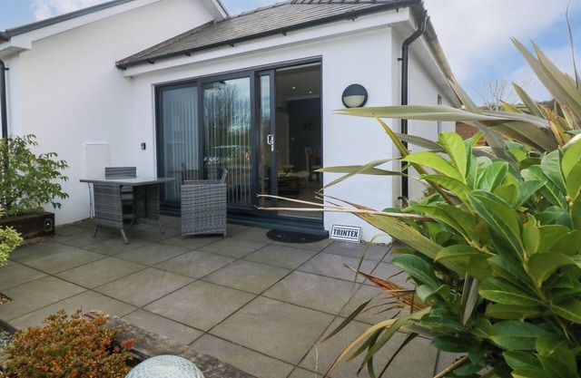 THE ANNEXE @ TRINTEX, pet friendly, with a garden in St Florence