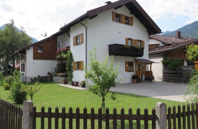 The apartment is located in the beautiful Werdenenfelser Land on the Zugspitze.