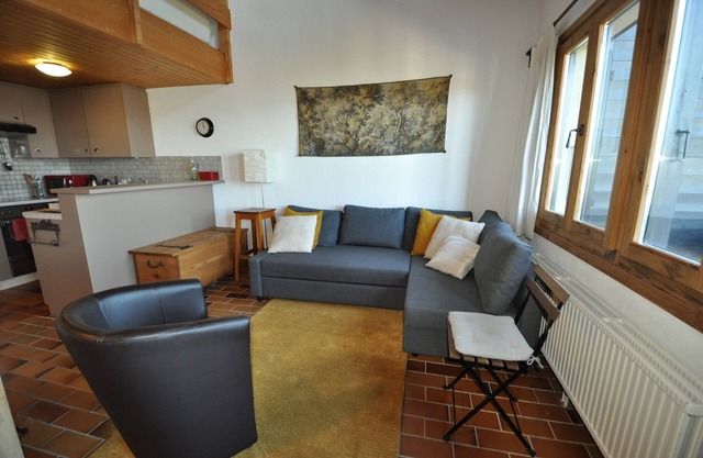 The apartment is located in Les Arsets, about 1 km from the departure point of the Fracherets ski li