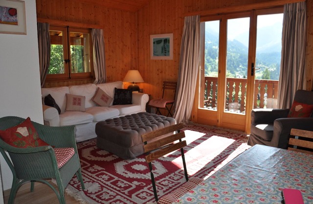 The apartment is located opposite the Bois-Gentil train stop and about 1 km from the departure of th