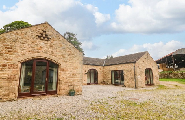 THE ARCHES LARKLANDS, pet friendly, with a garden in Richmond