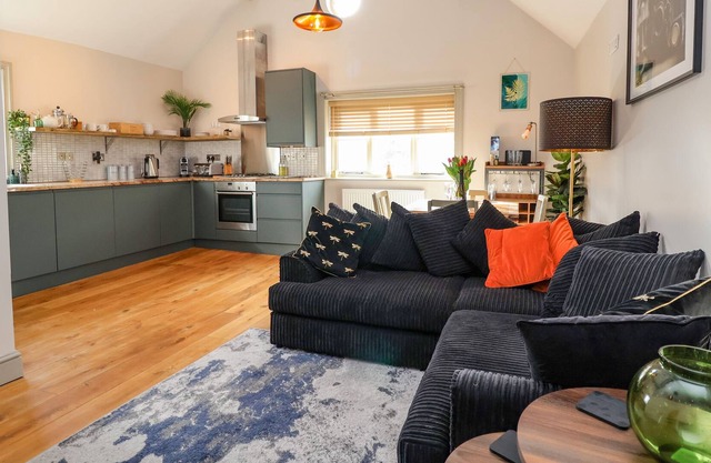 THE ARMS HOUSE, pet friendly, character holiday cottage in Ironbridge