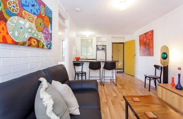The Arundel is located within a minutes walk to the Cappuccino strip , fremantle Markets and the many cafes, bars and restaurants right on your doorstep: