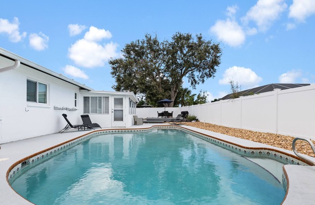 The Azure Paradise- Pool Home 15 Minutes to the Beach!