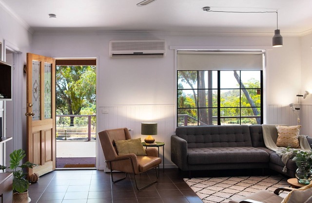 The Bach- 3 Bedrooms, dog freindly with loverly bush views