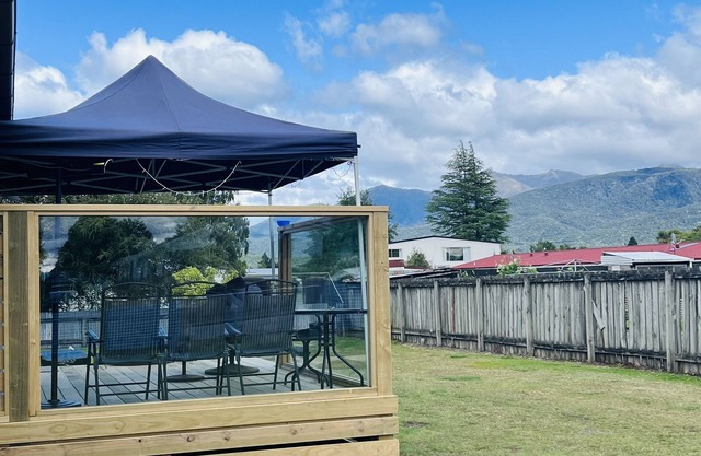 THE BACH 🏡nSmall kiwi bach, close to town.