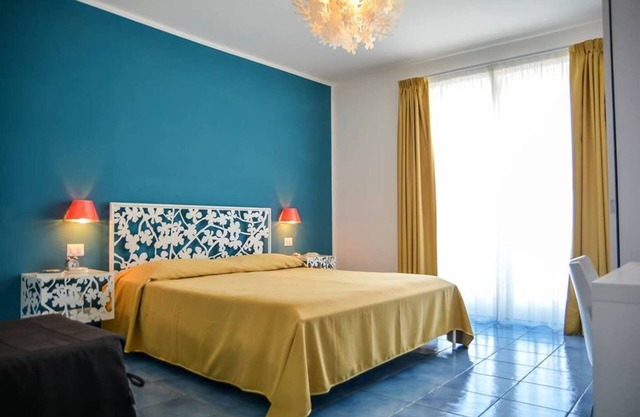 The "Baia Garagliano" apartments are located in the center of Scario.