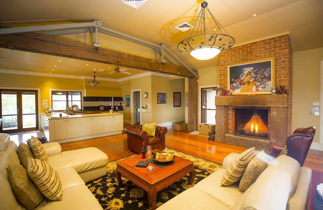 The Ballabourneen House - Grand Hunter Valley homestead - 4 bedrooms with infinity pool and open fireplace