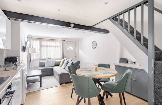 The Barack Nest, Comfy 3BR Home Contractor Friendly Town Central Stay Free Parking + Wi-Fi
