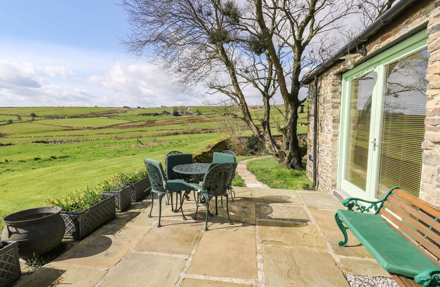 THE BARN AT CROW HILL SHAW FARM, romantic in Sowerby Bridge