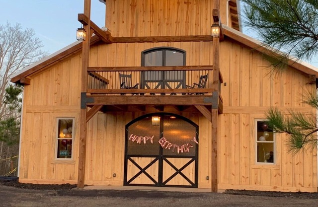 The Barn At Four Oaks (15 mins from Lakepoint)