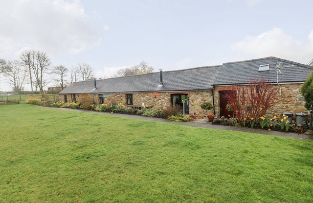 THE BARN AT HARROLDS FARM, pet friendly, with open fire in Kilgetty