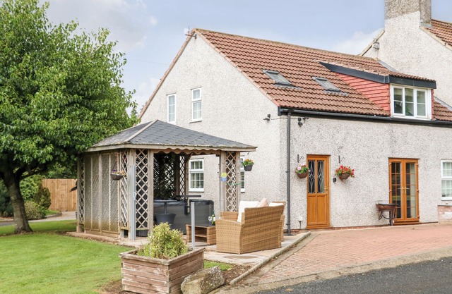 THE BARN, family friendly, character holiday cottage in Northallerton