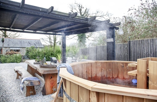 The Barn in Lanhydrock, Bodmin - a cottage that sleeps 6 guests in 3 bedrooms