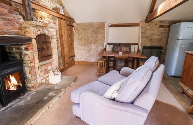 THE BARN, pet friendly, character holiday cottage in Hutton Buscel