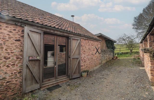 THE BARN, pet friendly, character holiday cottage in Spaxton