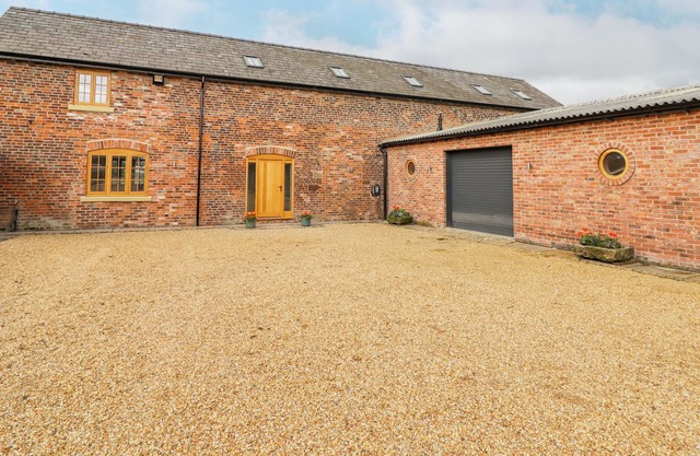 THE BARN, pet friendly, with a garden in Sandbach