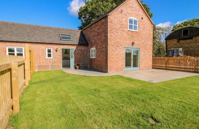 THE BARN, pet friendly, character holiday cottage in Shawbury