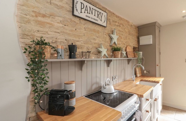 THE BARN, pet friendly, character holiday cottage in Stillington