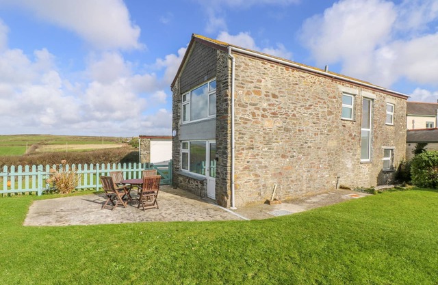 THE BARN, pet friendly, country holiday cottage in Gunwalloe