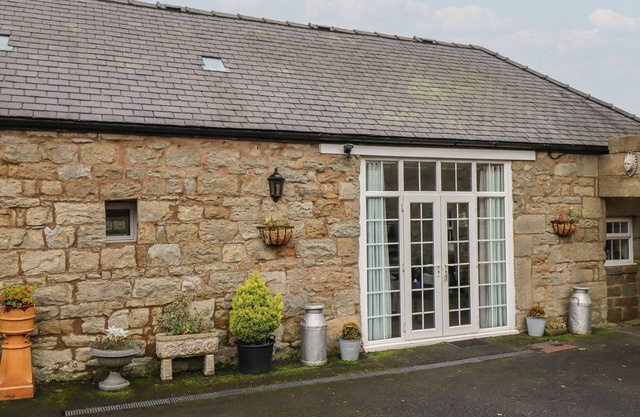 THE BARN, pet friendly, character holiday cottage in Ponteland