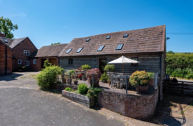 The Barn - sleeps 6 guests in 3 bedrooms