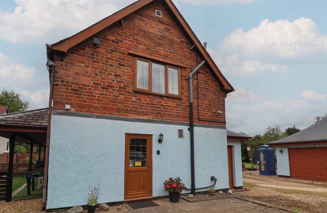 THE BARN @ THE ELMS, family friendly, with a garden in Admaston