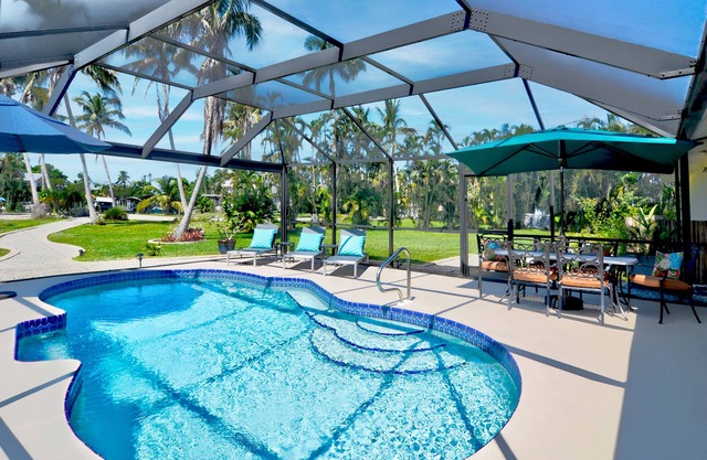 The Barrancas Barnacle! A Private Canal-Front Island Oasis w/Dock, Sleeps 10