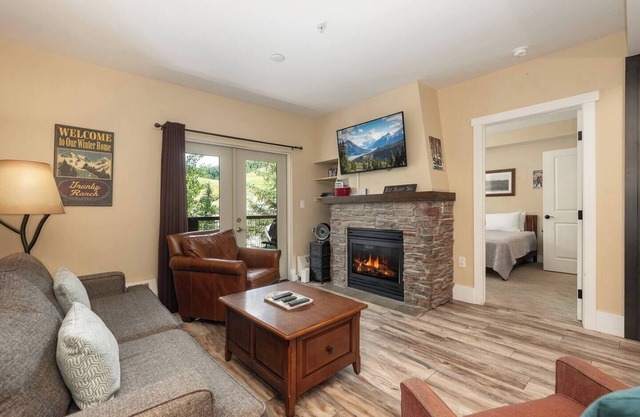 The Base Camp - Lux 2bd/2ba Base Camp One Condo w/views of the slope