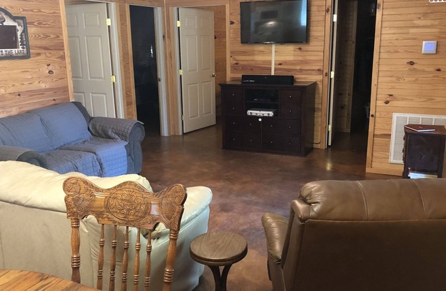 The Bass Barn - Located Minutes From the Boat Ramp.