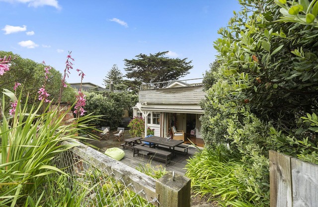 The Beach Bach - Waikanae Beach Holiday Home